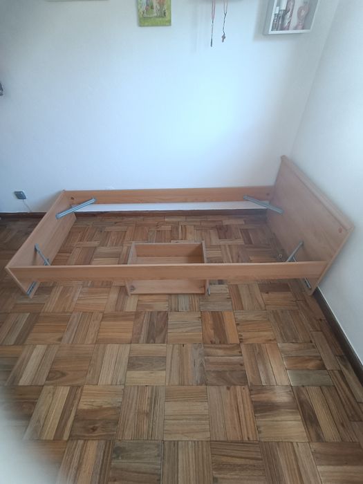 Cama solteiro com colchão.