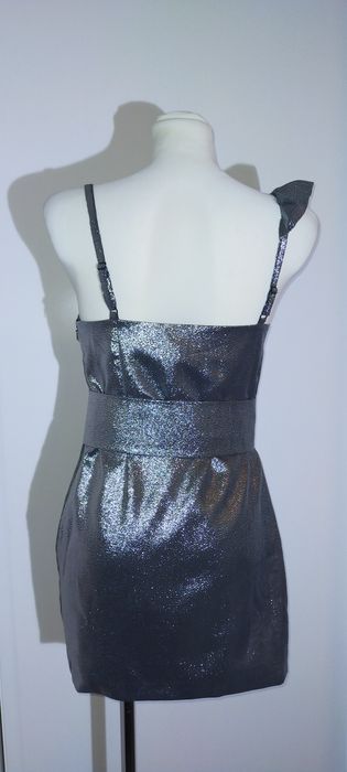 Sukienka mini srebrna błyszcząca falbana 36 S