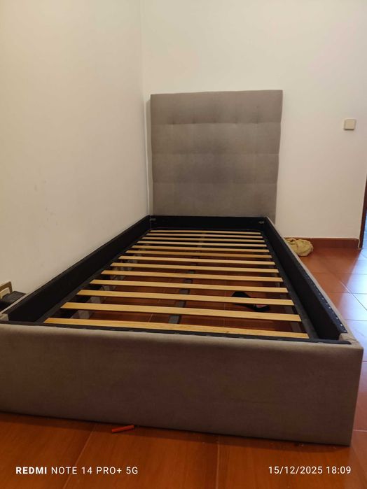 Cama de solteiro com estrado