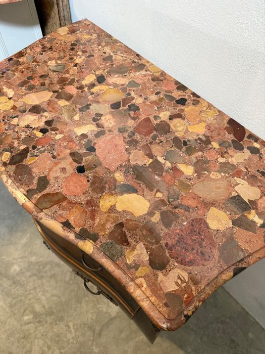 Cómoda estilo Luís XV com tampo em mármore