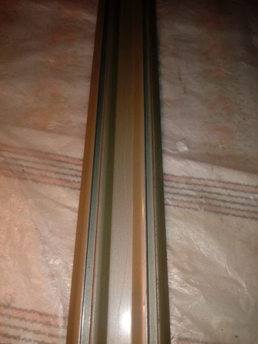 Karnisze : aluminiowy kątowy i  typu listwa. Cena za 2 szt.