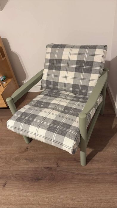 Fotel drewniany z poduszkami