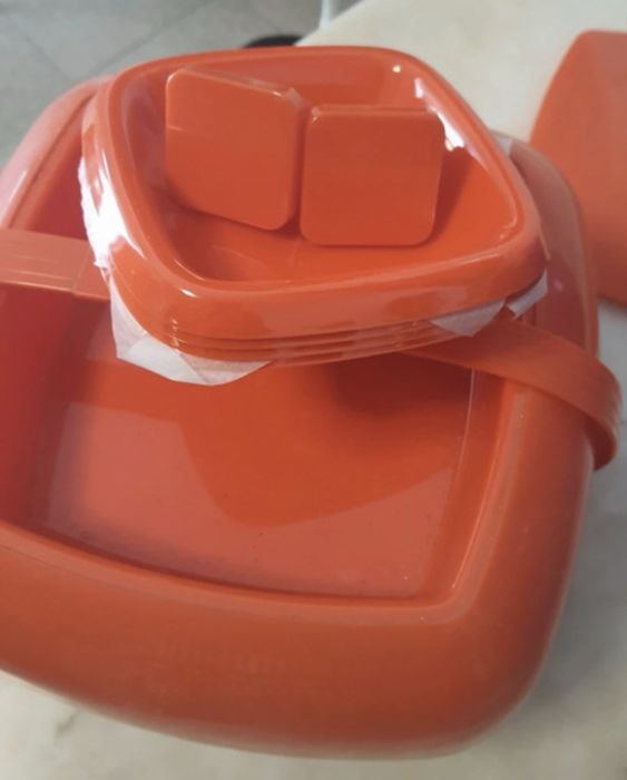 Conjunto de piquenique modular em plástico cor-de-laranja estilo mid-century (anos 70)
