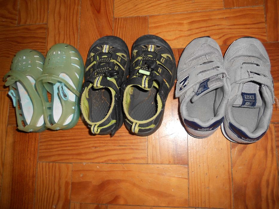 Sandalias Keen e tenis New Balance nr24