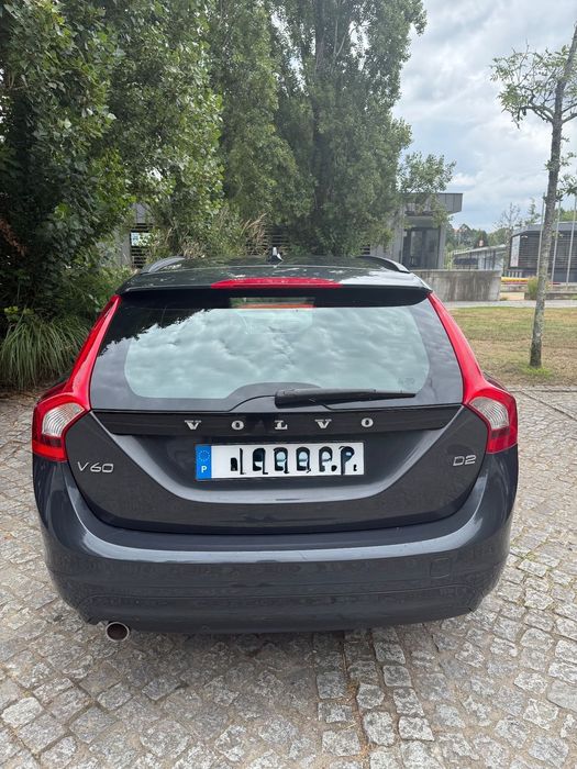 Volvo V60 2.0 D2 R-Design — foto 4