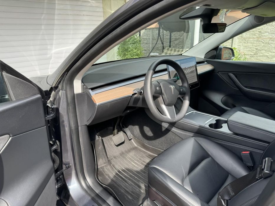 Tesla Y 2022 рік