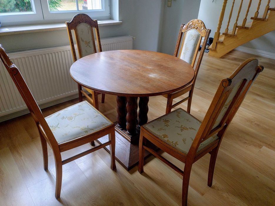Stół dębowy i cztery krzesła antyk.