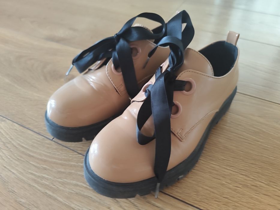 Lakierowane loafersy, buty Reserved