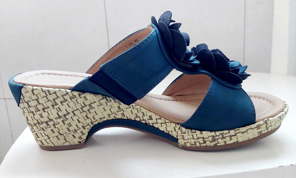 Chinelos de cunha muito bonitos e femininos