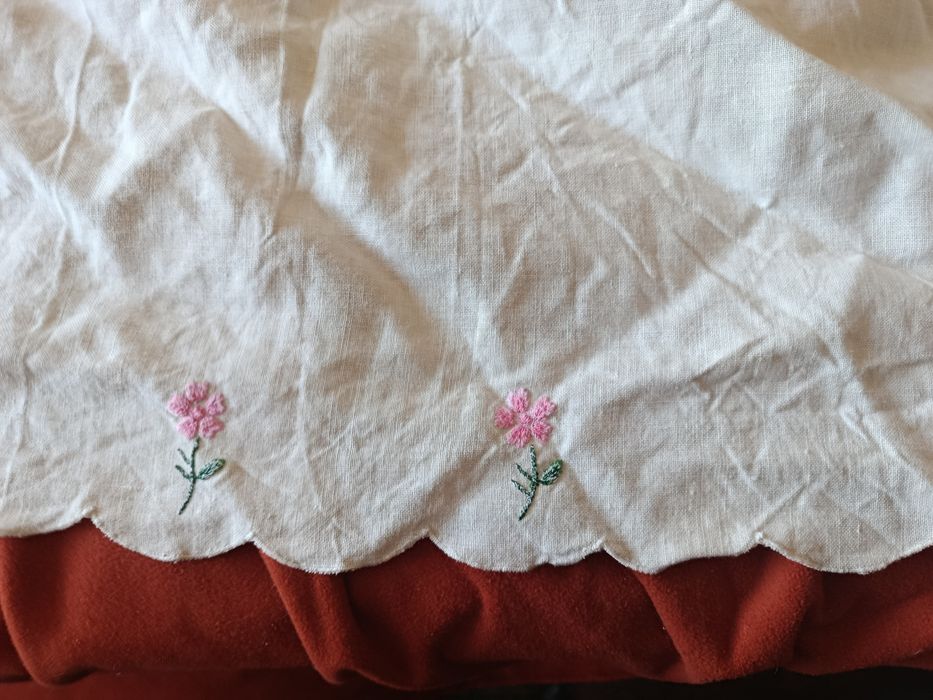 Colcha em linho cru renda e bordados