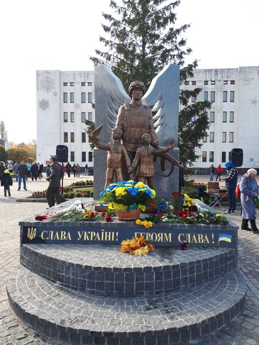 Пам'ятники, монументи, статуї індивідуальної роботи. Роботи з каменем.