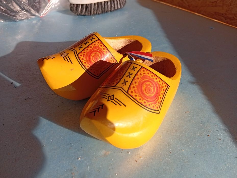 Vende se sapatos em madeira para decoração