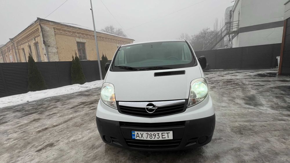 Opel Vivaro 2013 (FL) — надежный рабочий фургон
