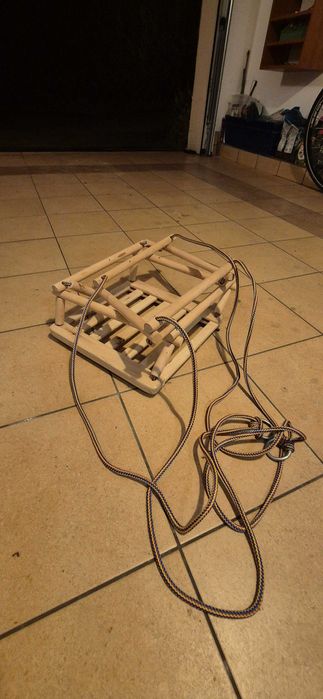 Drewniana huśtawka dla dziecka – regulowane boki, łatwy montaż