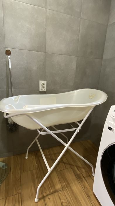 Дитяча ванночка на підставці