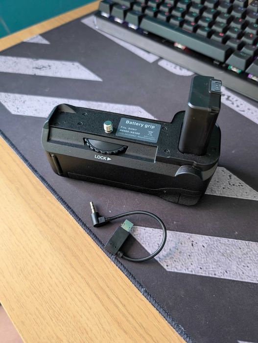 Grip Sony A6000 A6300 A6400 jak nowy mało używany