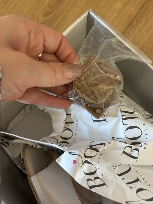 Sandały kotyl nowe beżowe 36