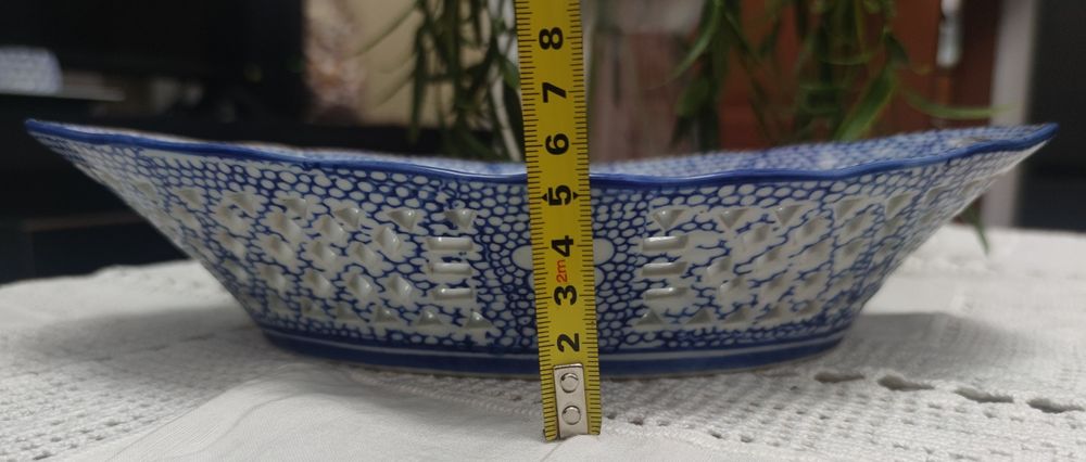 Travessa decorativa azul e branca com trabalho vazado e motivo orienta