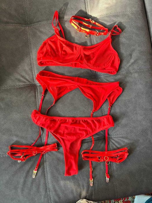 Комплект білизни ліф, стрінги + гартери червоний