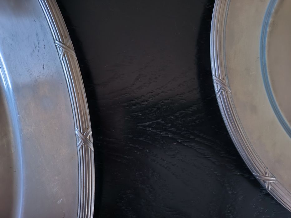 Conjunto de duas bandejas em inox com ornamentos