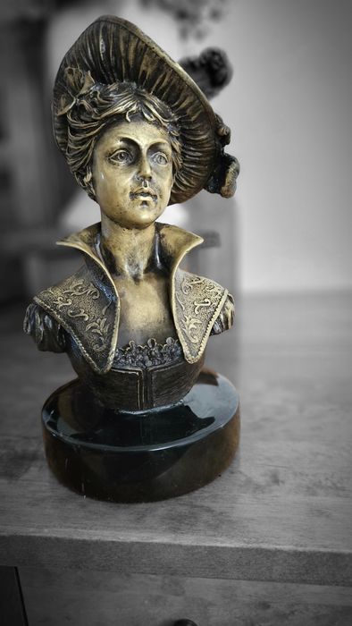 Stylowe Popiersie Kobiety w Kapeluszu – Prawdziwy Brąz na Marmurze 23cm