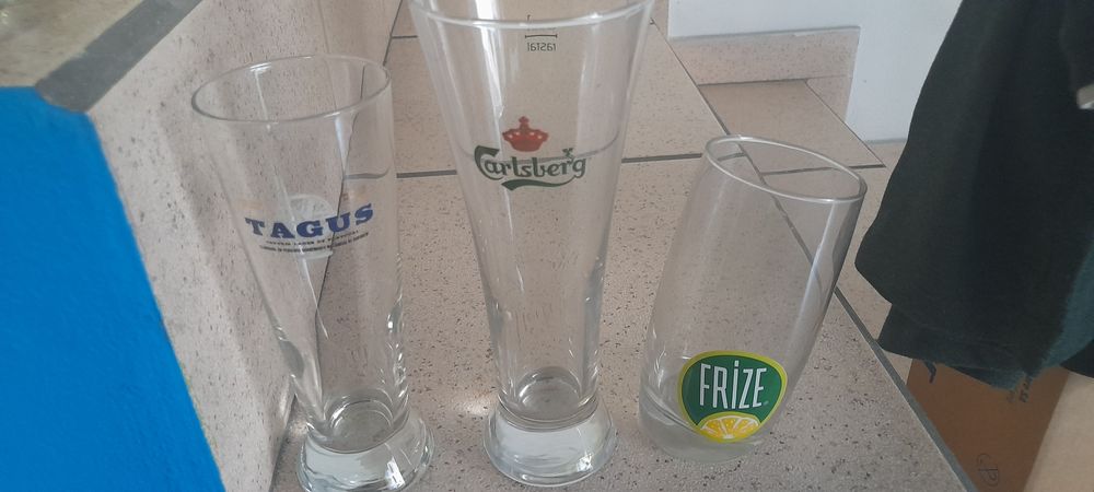 Copos cerveja e vários