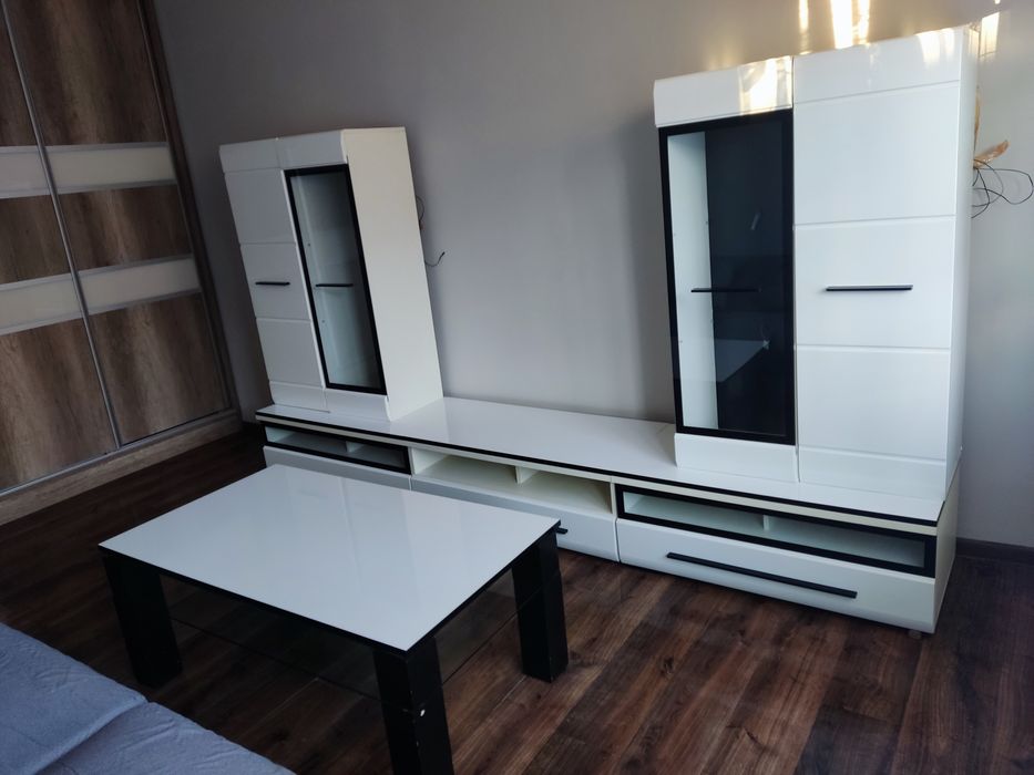 Meble do salonu , 3 szafki RTV, 2 slupki , stolik