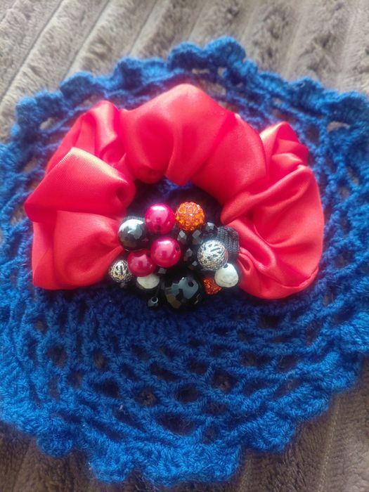 Czerwona  gumka  dla  włosów