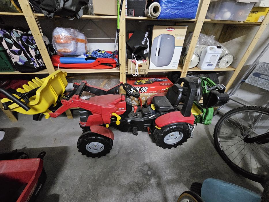 Trator a pedais c atrelado