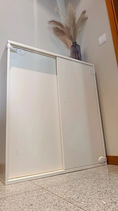 Móvel com 3 prateleiras interiores