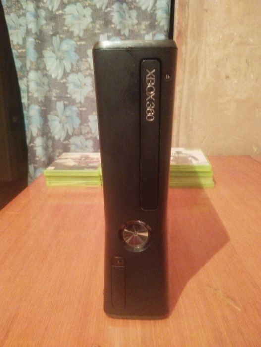 Продам Xbox 360 Slim 250 GB (без прошивки)
Продам ігрову консоль Xbox