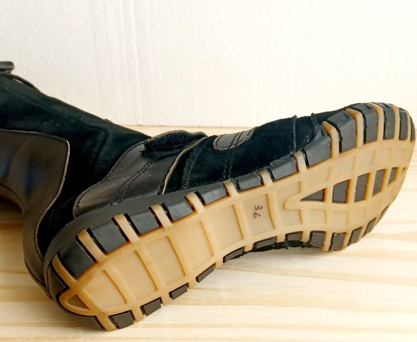 Bota estilo desportivo.