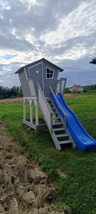 Drewniane domki dla dzieci.