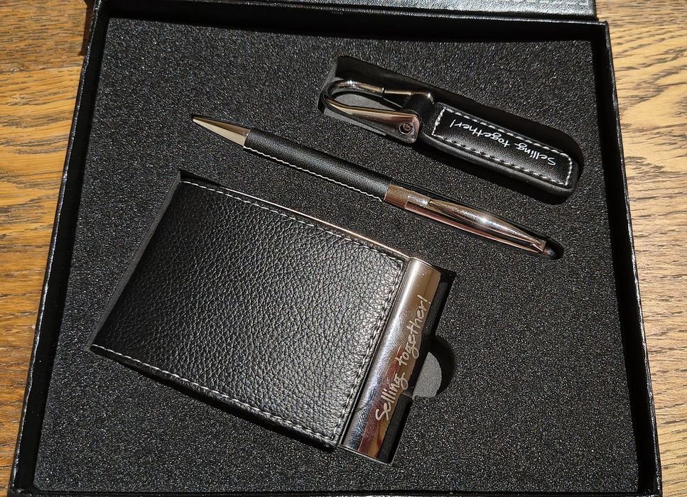 Zestaw upominkowy etui na karty, długopis i brelok