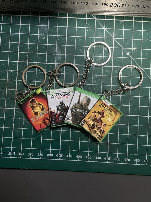 Брелок у вигляді коробки з іграми для xbox, nintendo, playstation 1-5.