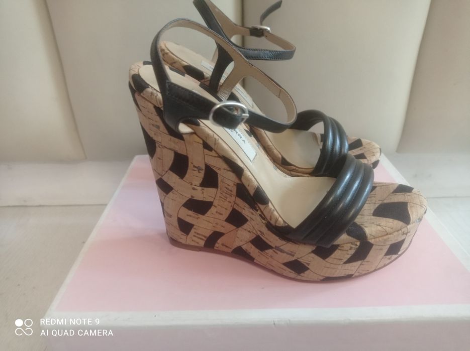 Sandália com cunha
