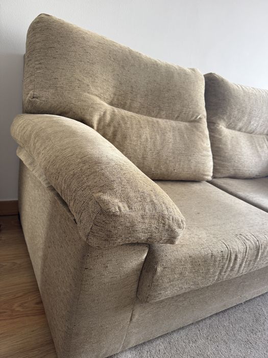 Sofá cor bege em ótimo estado