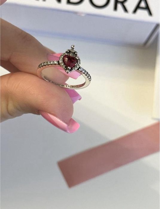 Жіноча срібна каблучка pandora червоне серце з мечем зла королева