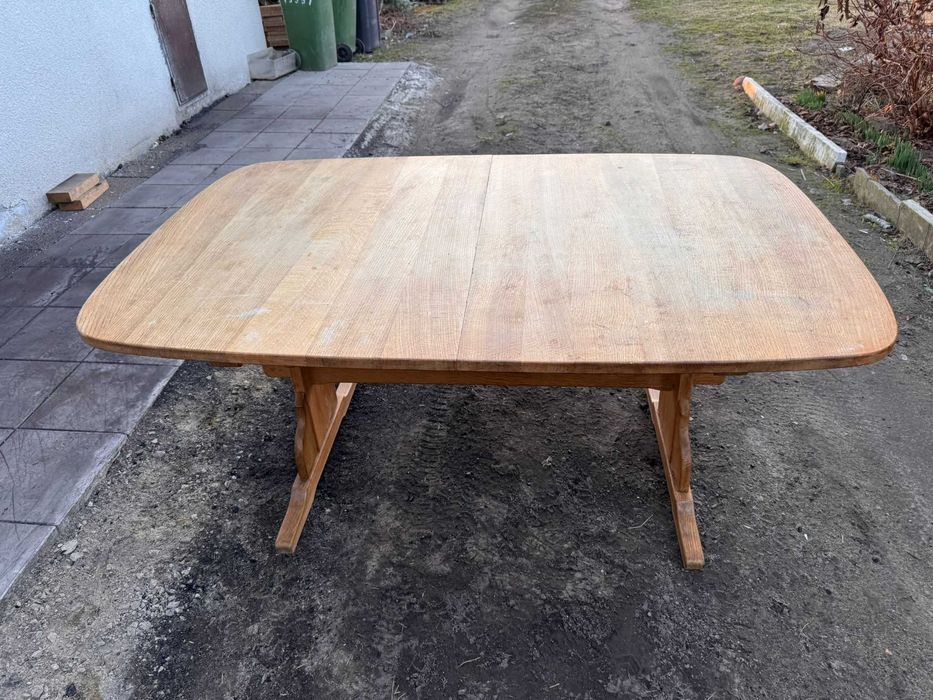 Stół rozkładany na prowadnicach, typ „refektarzowy”  podstawa krzyżowa