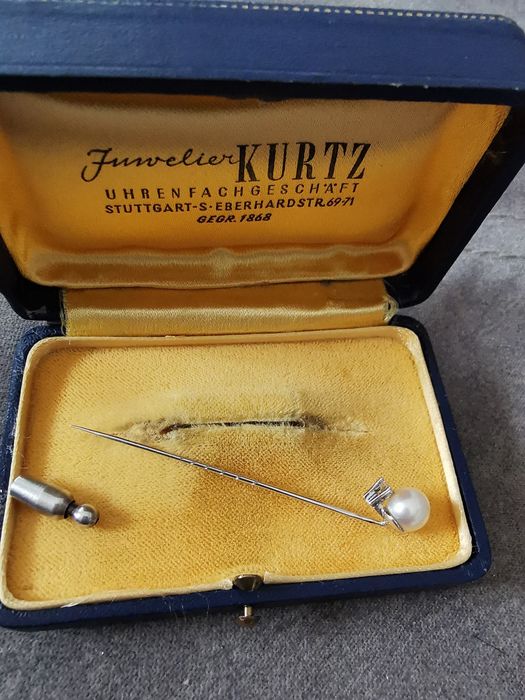 Broszka szpilka złota 585 brylant perła