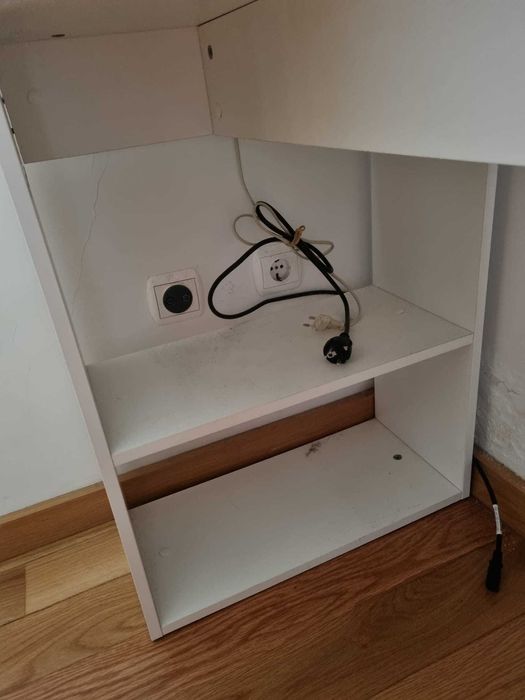 Secretária com Estantes e cadeira