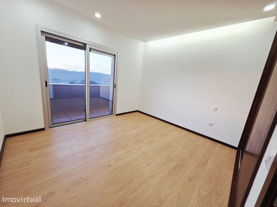 Vende-se T3 semi-novo com 1 ano de uso centro de Oliveira de Azeméis