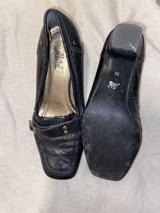 czarne buty na obcasie