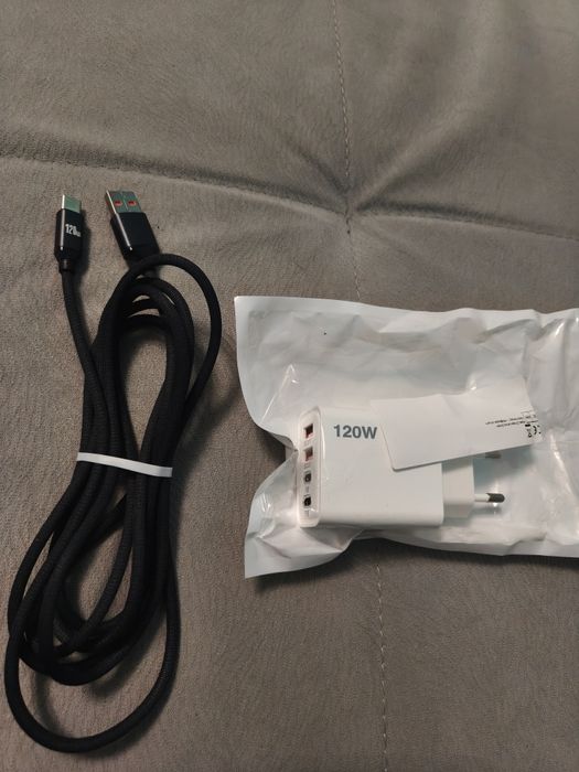 Ładowarka 120 W + Kabel 120 W 
2x wejście USB 
2x wejście PD 
+