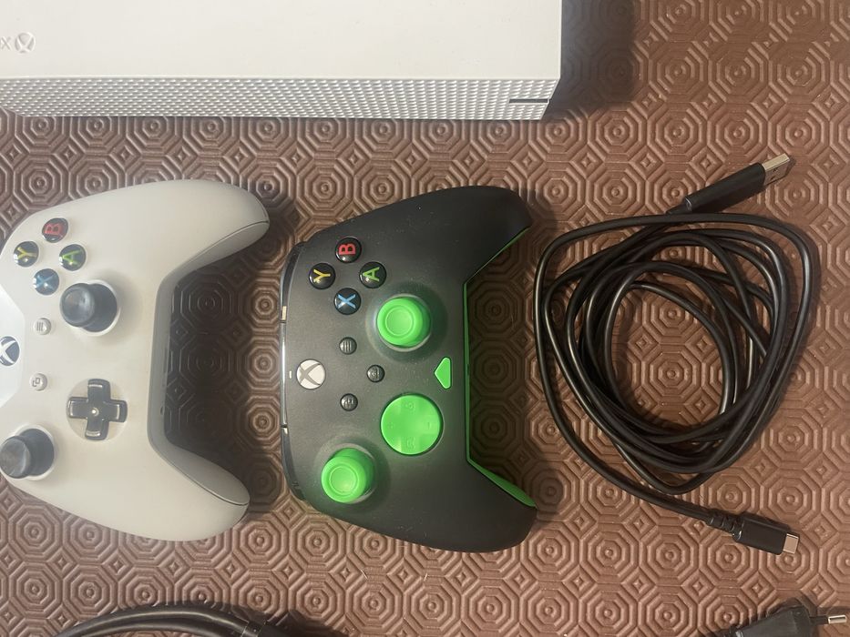 Xbox One S 1TB + 2 Comandos + Baterias Recarregáveis