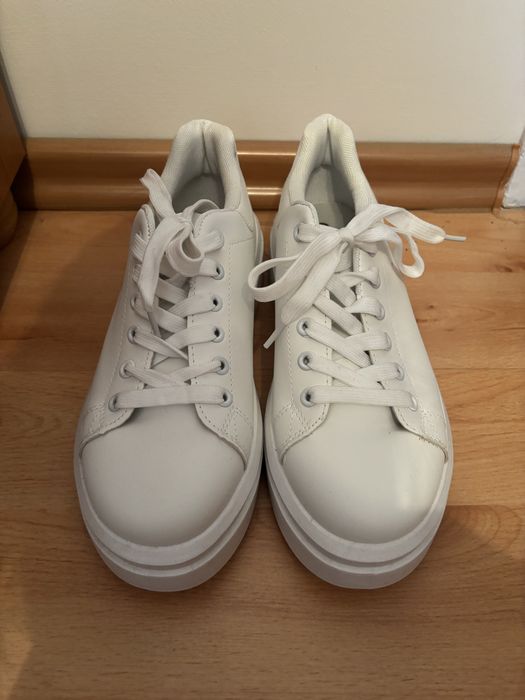 Białe buty damskie adidasy