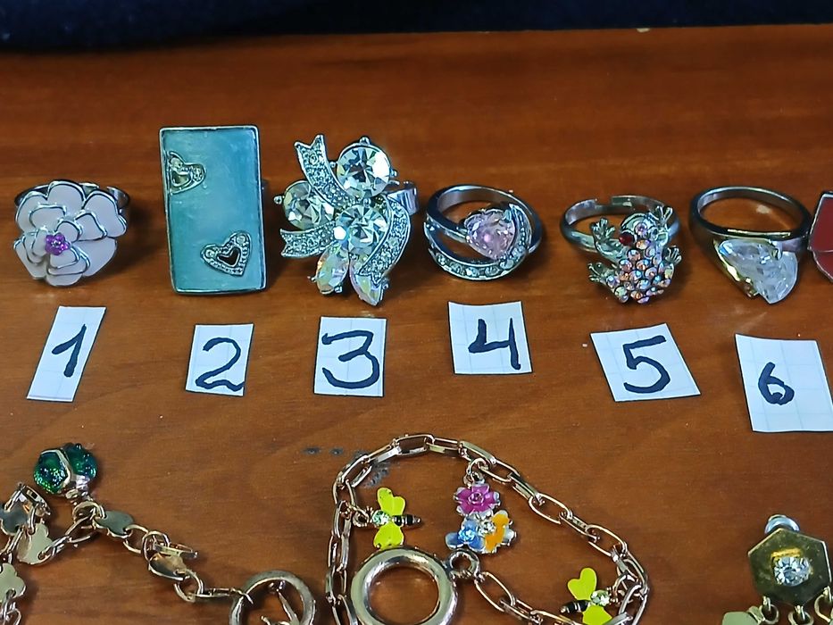 серьги, брошки, кольца,