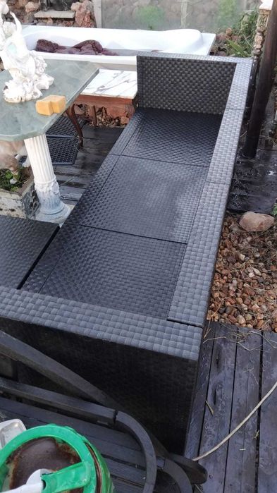 Sofá plástico preto