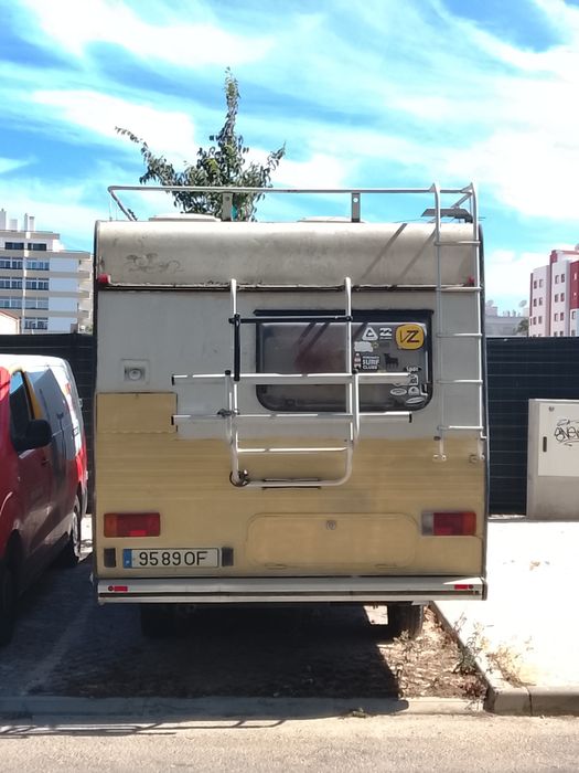Autocaravana acidentada o resto com tudo bom interior  para quem tiver espaço e interesse em reparar tem aqui boa oportunidade é antiga pneus novos