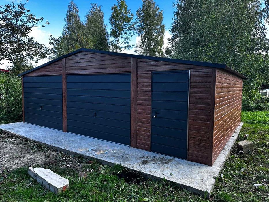 Garaż blaszany 8×5 m drewnopodobny, dach dwuspadowy, bramy uchylne
